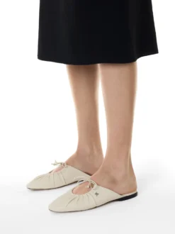 Kremowe klapki z wiązaną cholewką