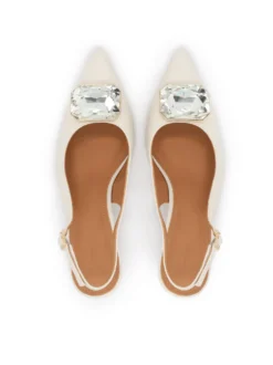Kremowe ślubne czółenka slingback z dużą biżuteryjną ozdobą