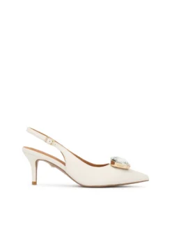 Kremowe ślubne czółenka slingback z dużą biżuteryjną ozdobą