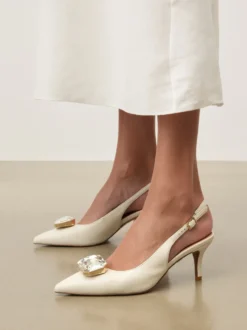 Kremowe ślubne czółenka slingback z dużą biżuteryjną ozdobą