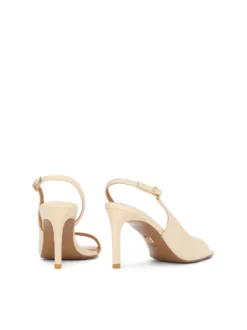Kremowe sandały slingback z tłoczonej skóry o subtelnym połysku