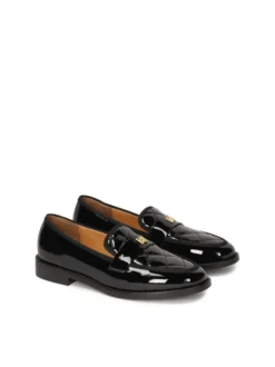 Lakierowane loafersy zdobione pikowaniem