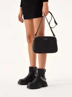 Mała czarna torebka crossbody ze srebrnym okuciem