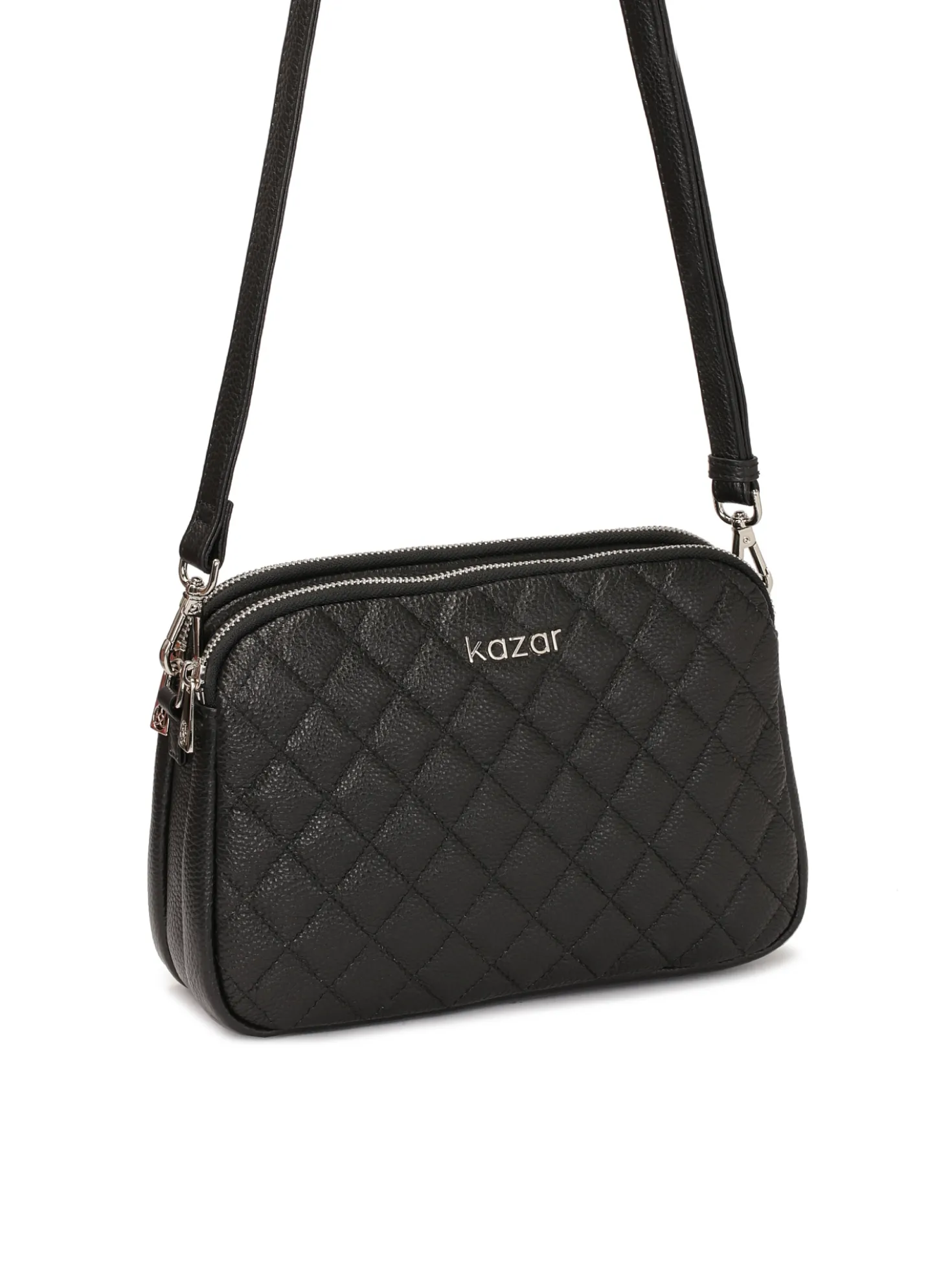 Mała czarna torebka crossbody ze srebrnym okuciem
