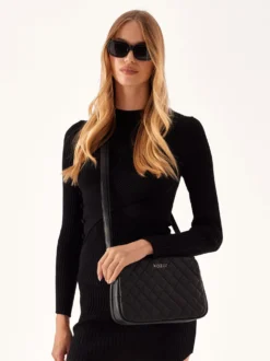 Mała czarna torebka crossbody ze srebrnym okuciem