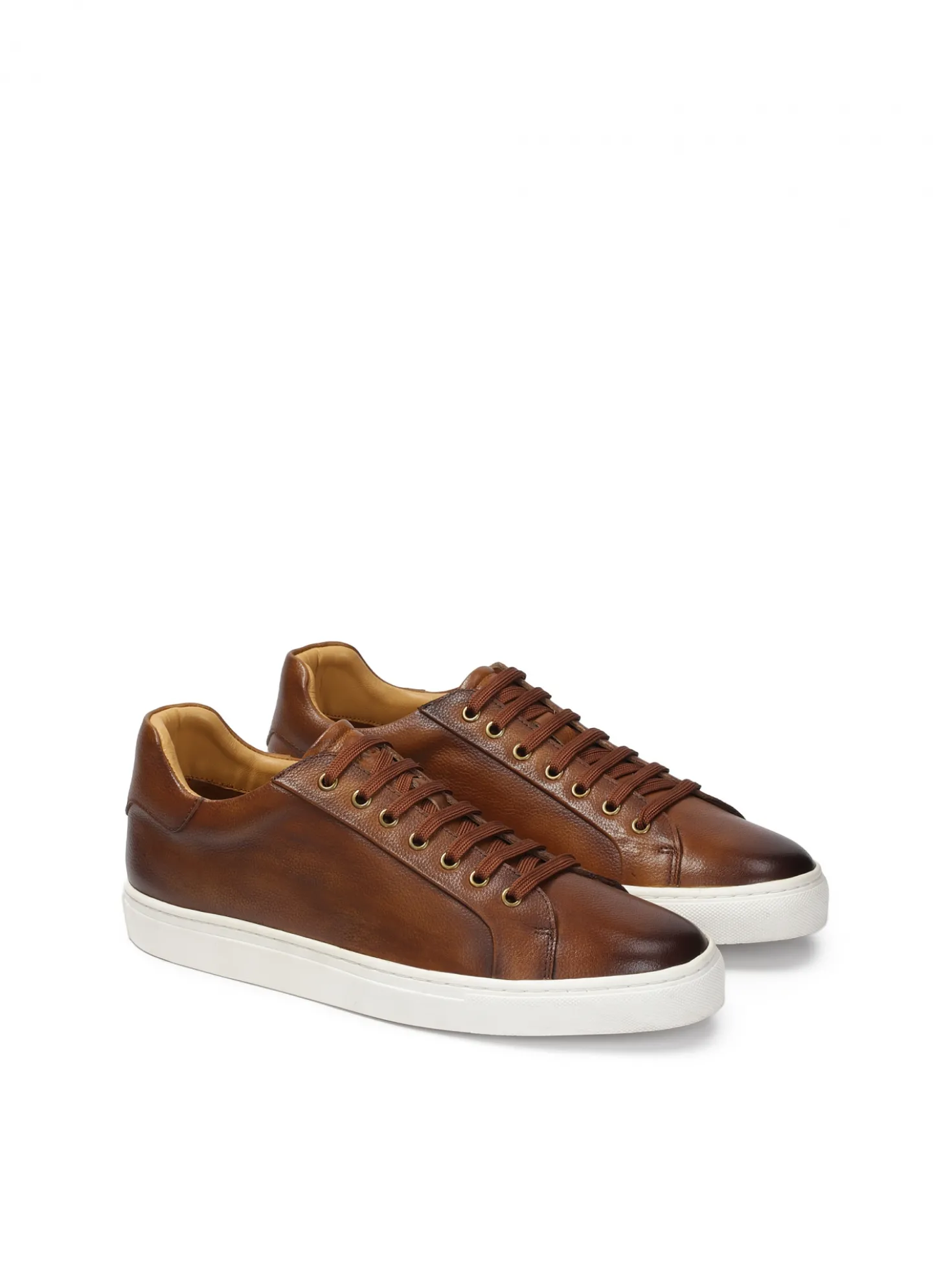 Minimalistyczne brązowe sneakersy z białą podeszwą
