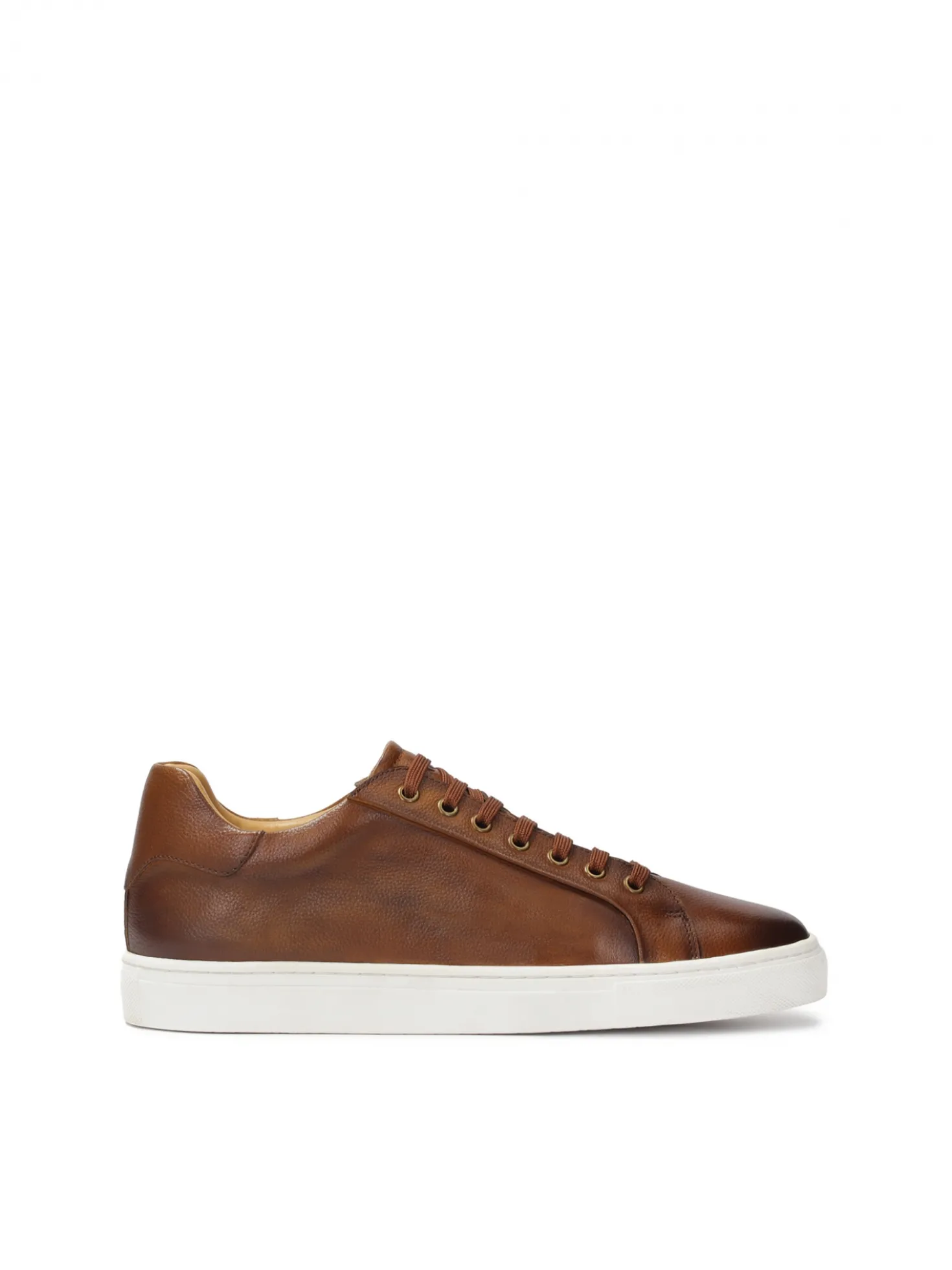 Minimalistyczne brązowe sneakersy z białą podeszwą