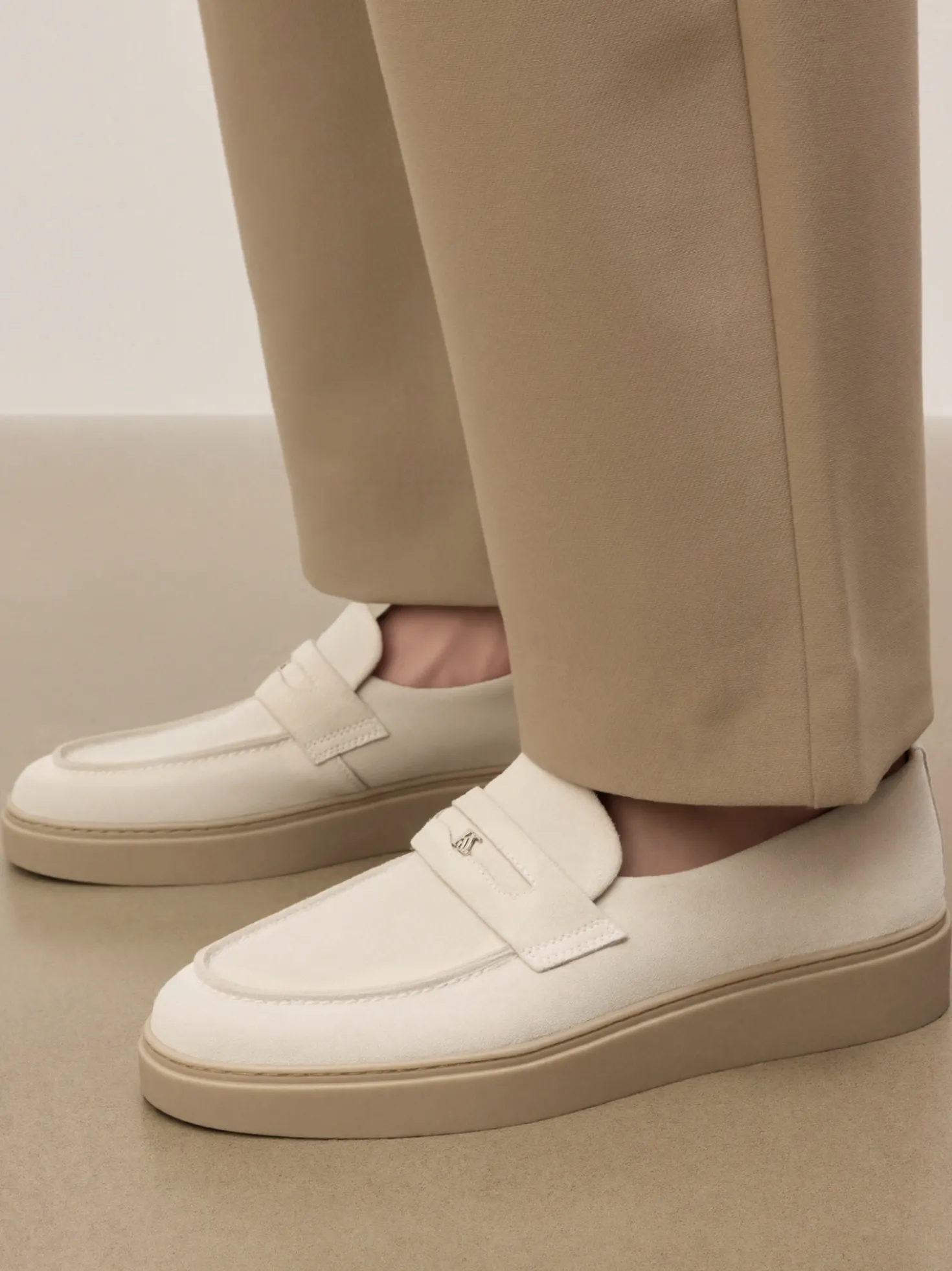 Minimalistyczne loafersy na podeszwie typu sneakers z zamszu