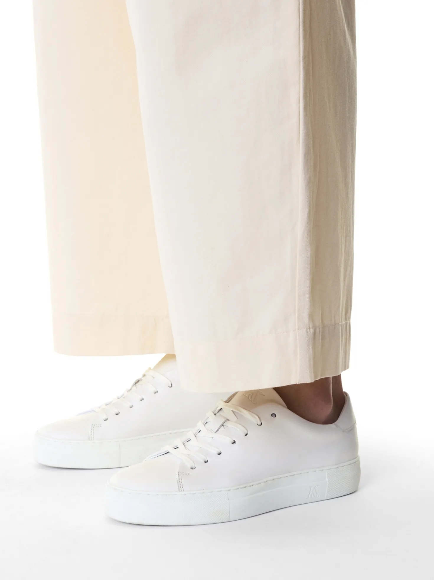 Minimalistyczne sneakersy w białym kolorze