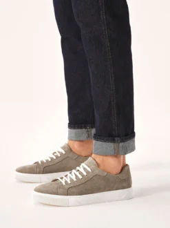 Minimalistyczne zamszowe sneakersy w taupe kolorze