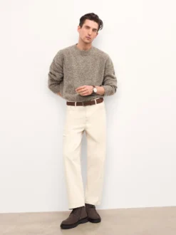Minimalistyczny zegarek z brązowym paskiem