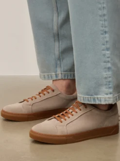 Męskie sneakersy z zamszu z kontrastującą sznurówką i podeszwą