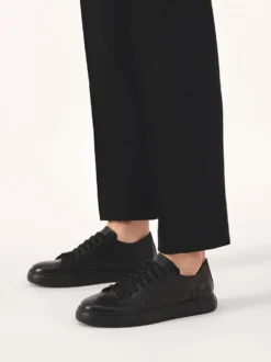 Niskie czarne sneakersy