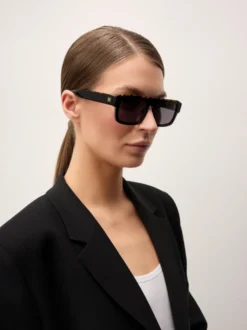 Nowoczesne damskie okulary o geometrycznej linii