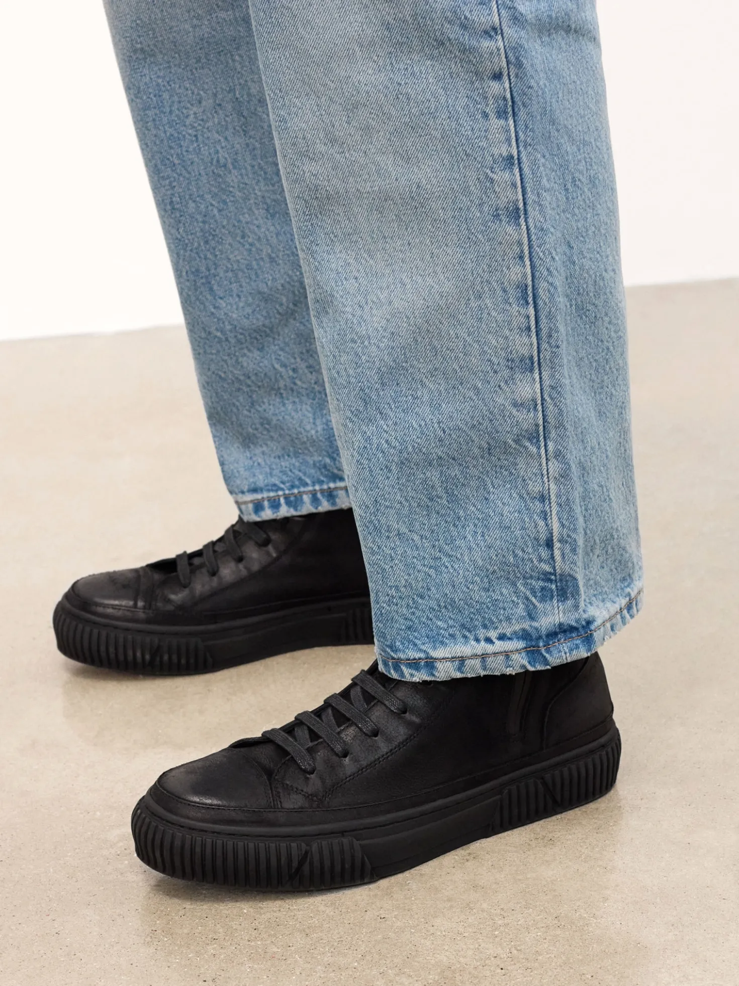 Nubukowe sneakersy z wysoką cholewką