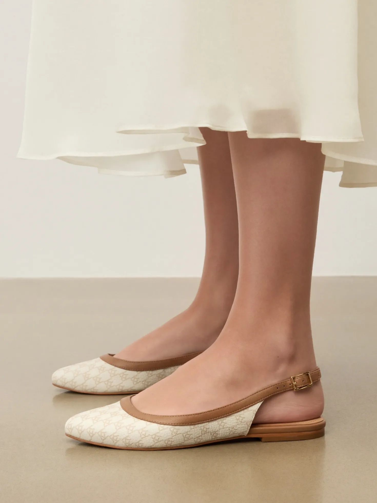 Płaskie czółenka slingback w monogramy