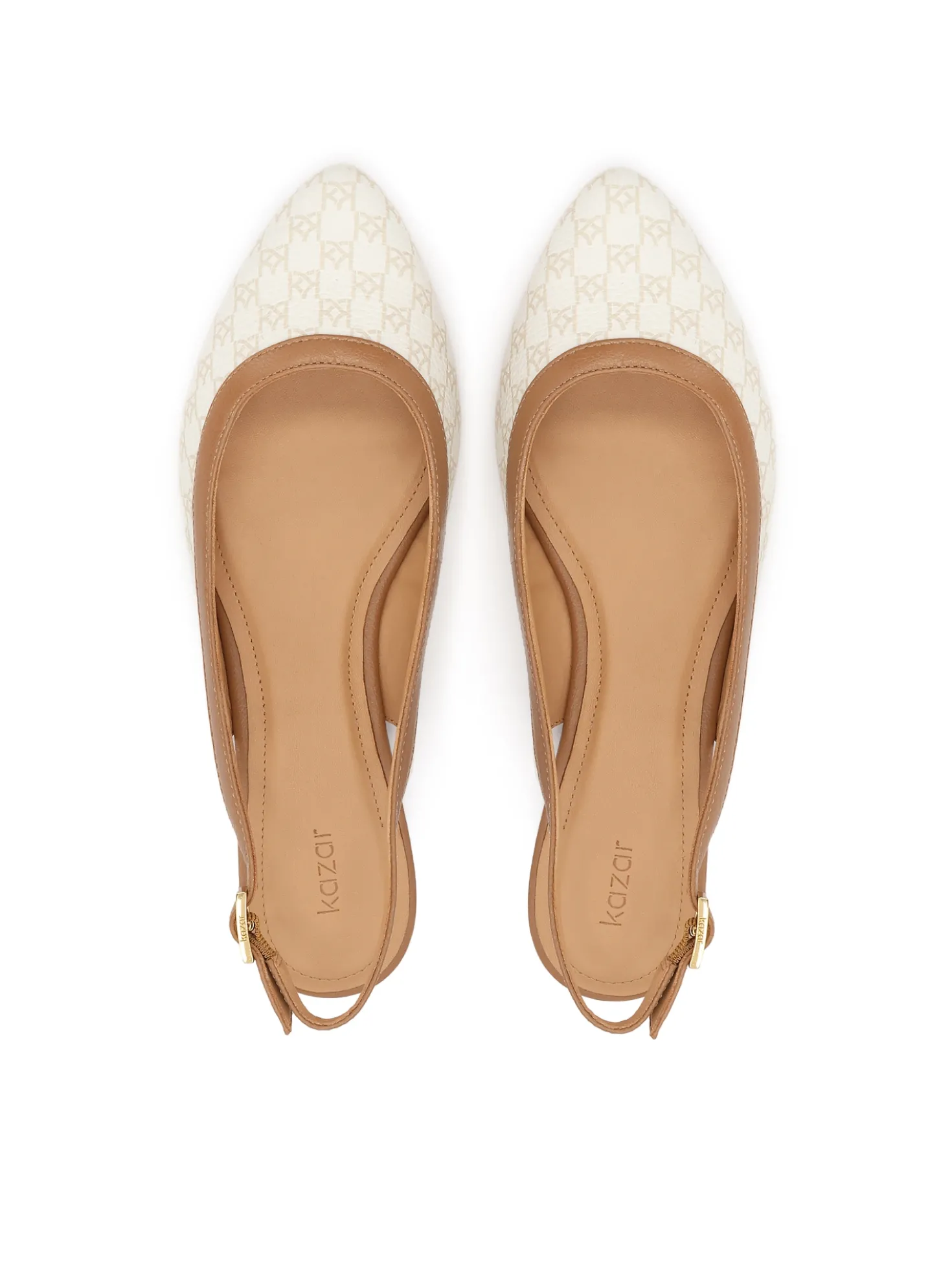 Płaskie czółenka slingback w monogramy