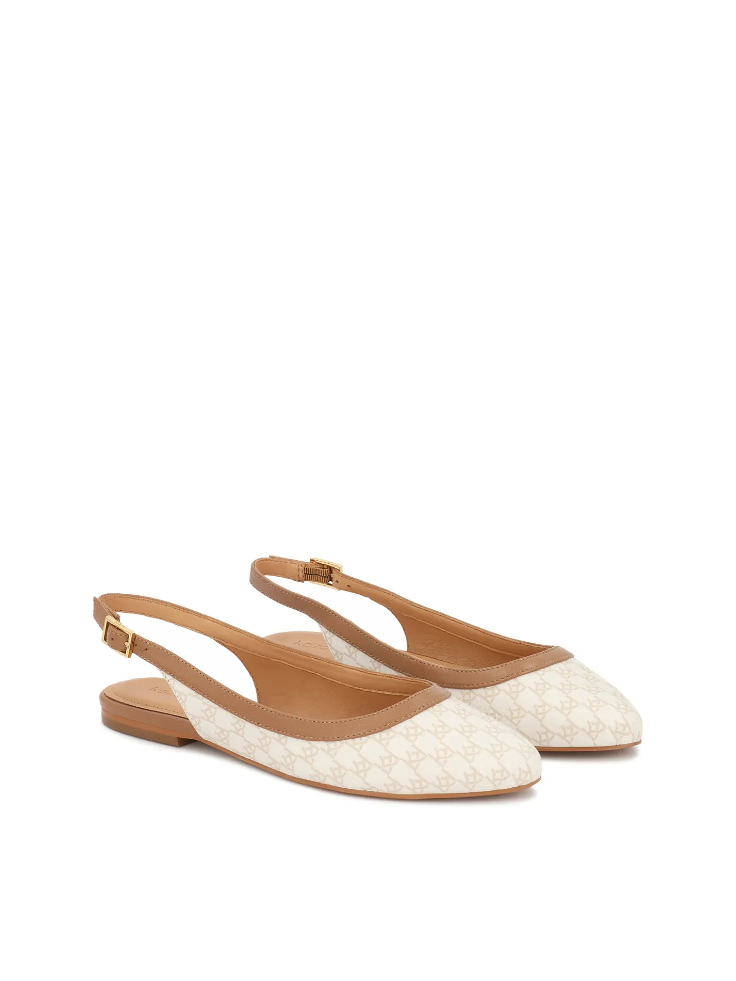 Płaskie czółenka slingback w monogramy