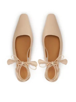 Płaskie wiązane czółenka slingback
