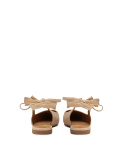 Płaskie wiązane czółenka slingback