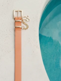 Pomarańczowy pasek ze skóry z łańcuszkiem i monogramem