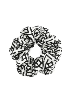 Satynowe scrunchie w monogramy KAZAR