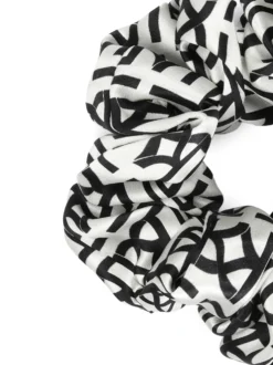 Satynowe scrunchie w monogramy KAZAR