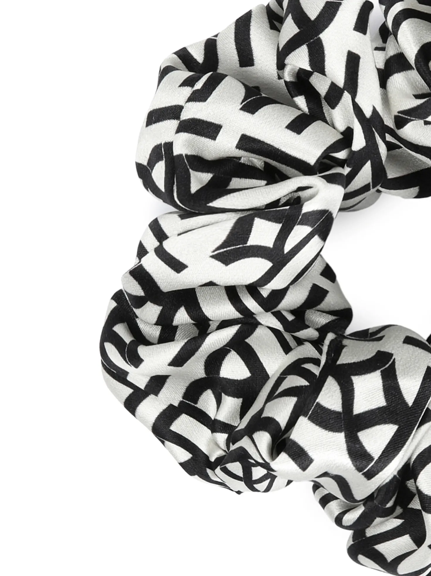 Satynowe scrunchie w monogramy KAZAR