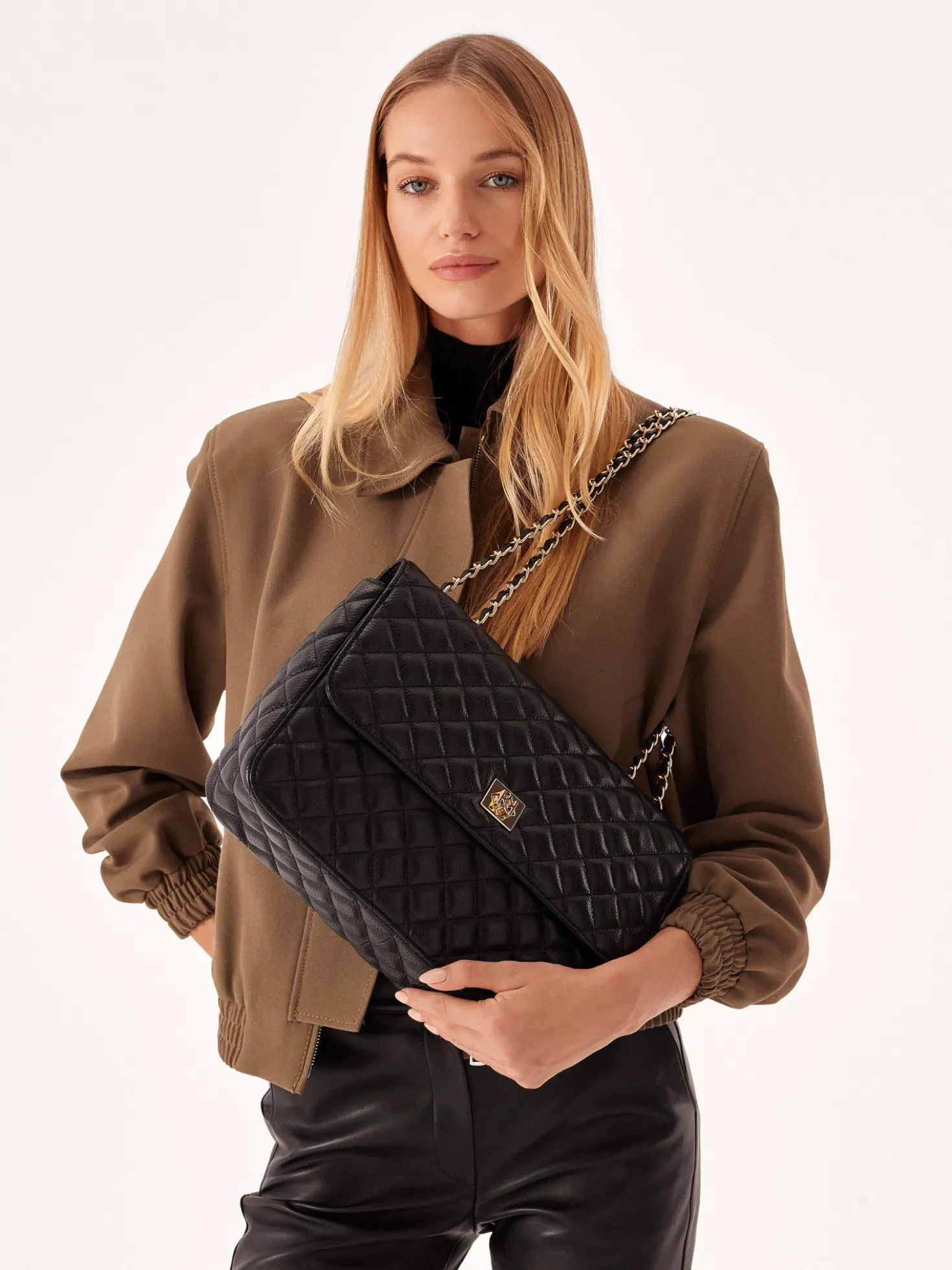 Skórzana czarna torebka na ramię w pikowany wzór