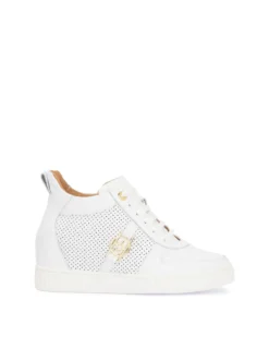 Skórzane białe sneakersy z perforacją i ukrytym koturnem