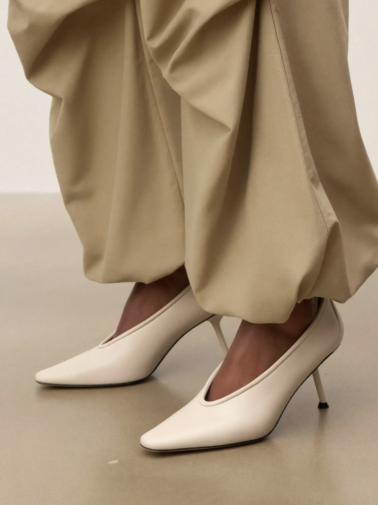 Skórzane czółenka off-white z rzeźbiarską linią