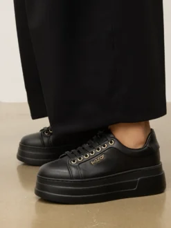 Skórzane sneakersy na grubej prostej podeszwie