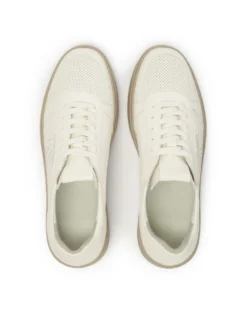 Skórzane sneakersy w kolorze złamanej bieli z wyszywanym logo