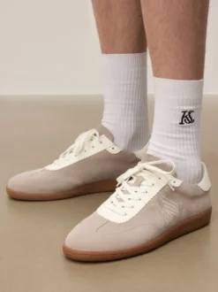Sneakersy o linii retro z kontrastem faktur