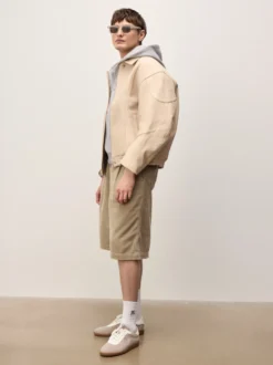 Sneakersy o linii retro z kontrastem faktur