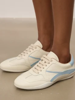 Sneakersy skórzane w odcieniu złamanej bieli i błękitu