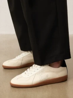 Sneakersy skórzane z kontrastową piętą