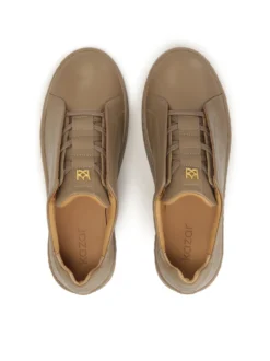 Sneakersy w kolorze taupe ze zdobionym językiem