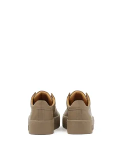 Sneakersy w kolorze taupe ze zdobionym językiem