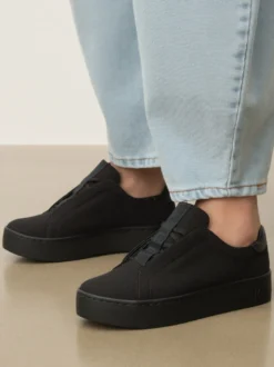 Sneakersy z tkaniny na grubszej podeszwie
