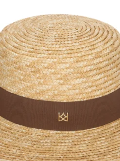 Słomiany kapelusz z brązową wstążką i monogramem