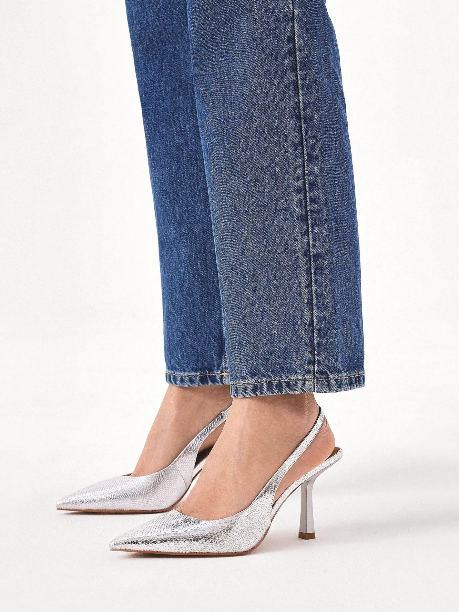 Srebrne czółenka slingback z tłoczonej skóry