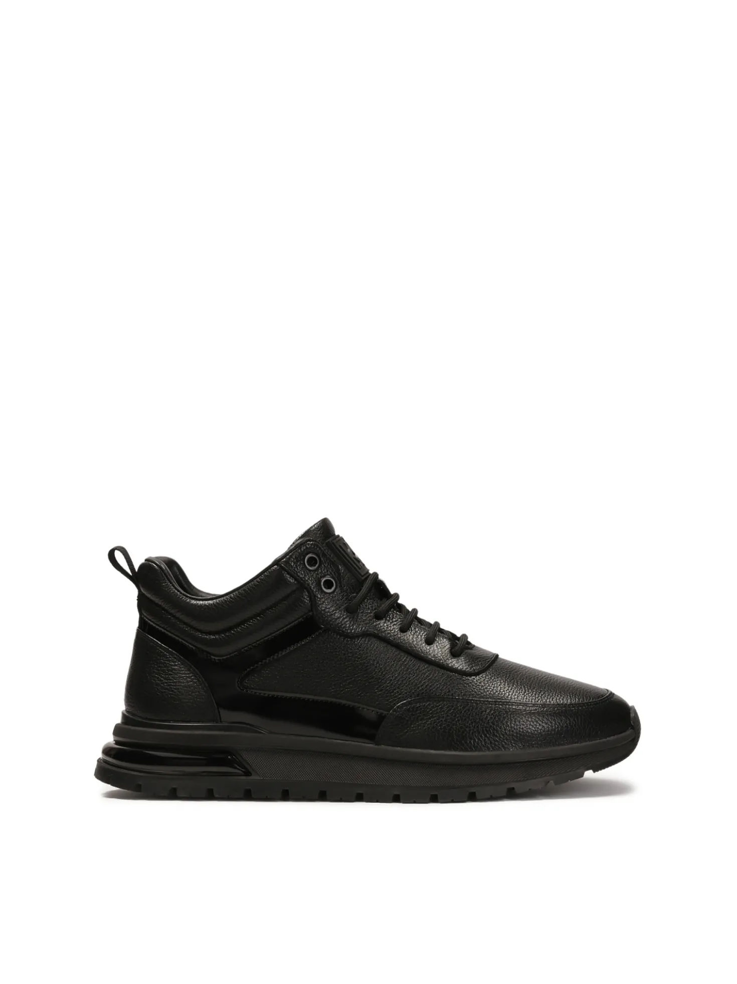 Sznurowane sneakersy ze sportową podeszwą