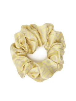 Żółte scrunchie do włosów w szare monogramy KAZAR