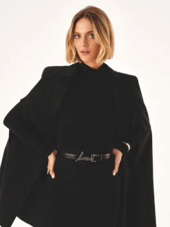Wąski pasek z metalową klamrą logotypem