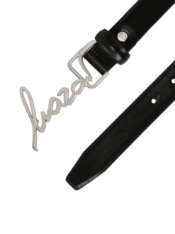 Wąski pasek z metalową klamrą logotypem