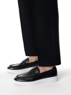 Wsuwane czarne loafersy z białą podeszwą typu sneakers