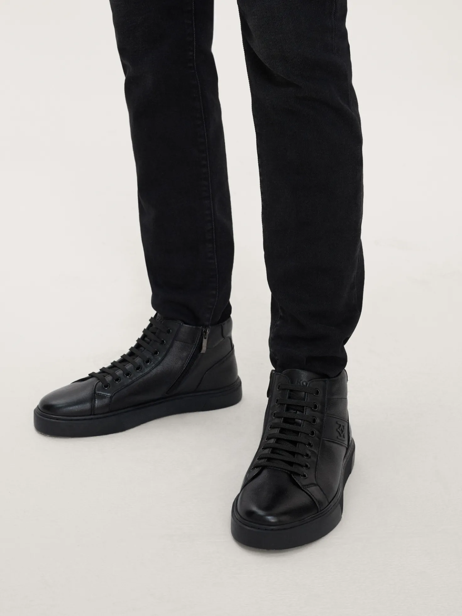 Wysokie sneakersy męskie zdobione monogramem