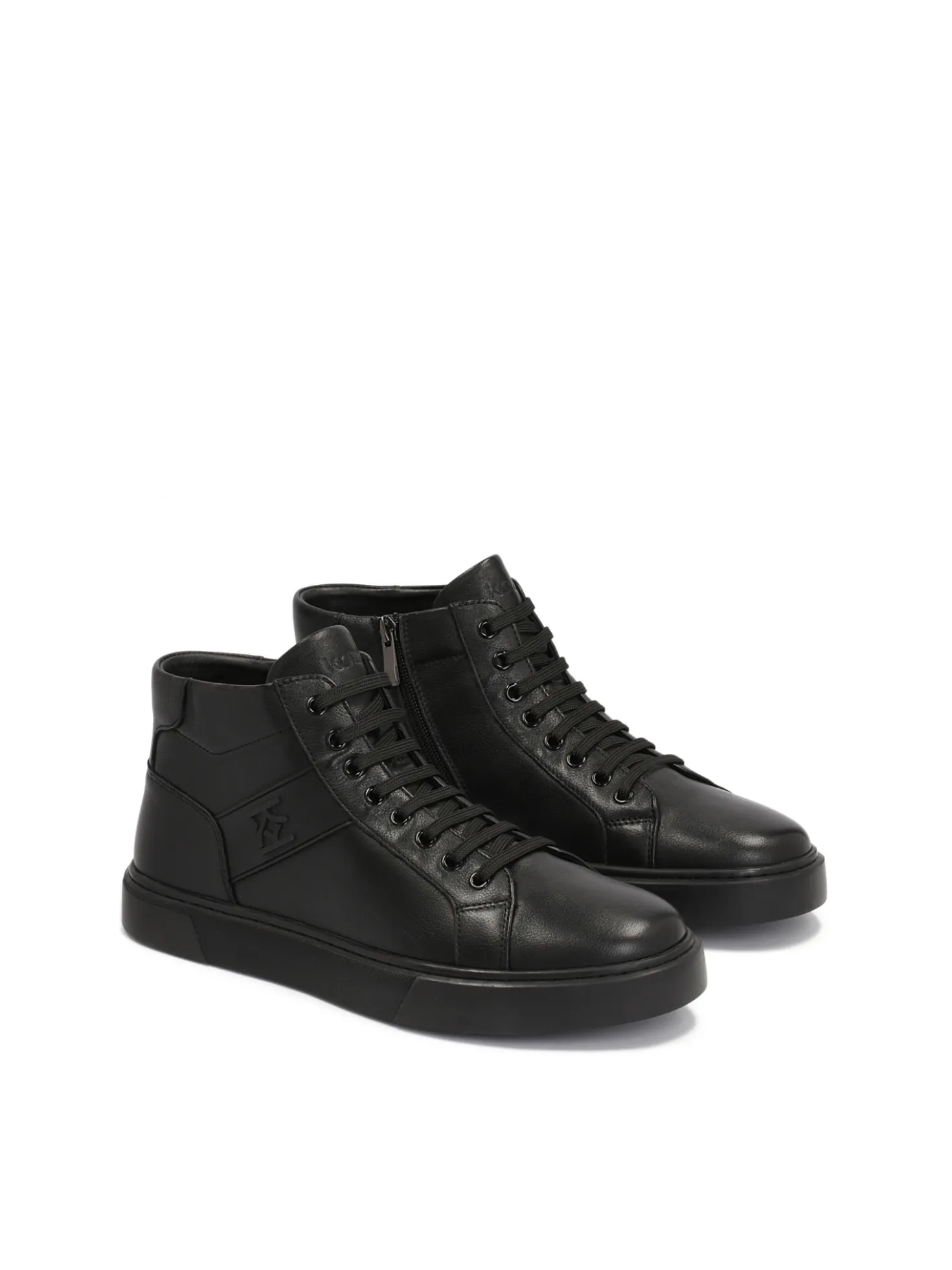 Wysokie sneakersy męskie zdobione monogramem