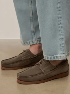 Zamszowe buty typu boat shoes